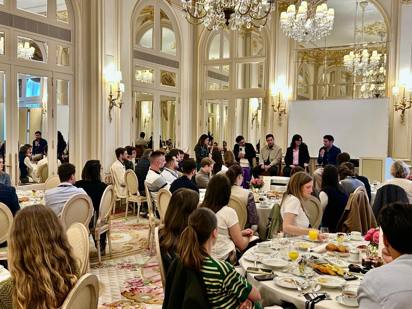 Petit-déjeuner au Ritz Paris — salle et intervenants